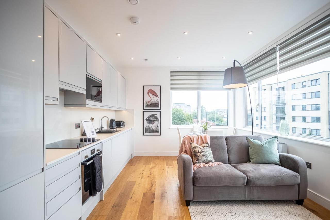 Luxe & Stylish 1 & 2 Bed Flats Near Heathrow, Legoland, & Windsor Slough Exterior foto