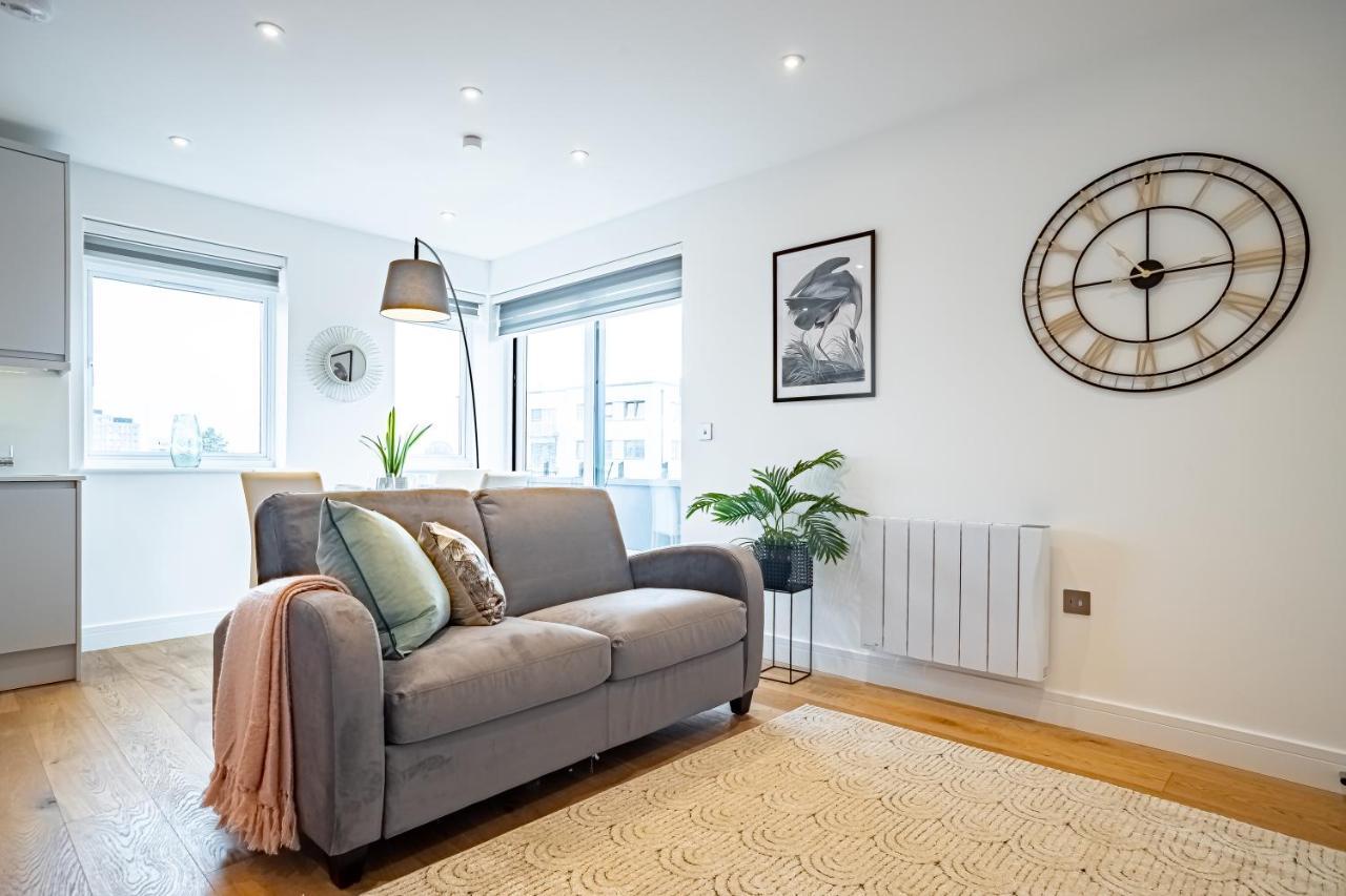 Luxe & Stylish 1 & 2 Bed Flats Near Heathrow, Legoland, & Windsor Slough Exterior foto