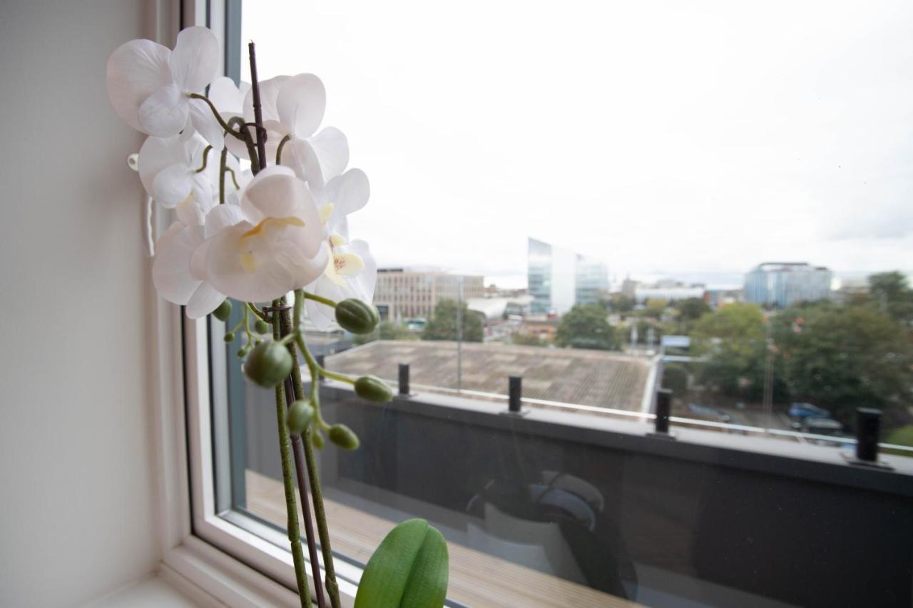 Luxe & Stylish 1 & 2 Bed Flats Near Heathrow, Legoland, & Windsor Slough Exterior foto
