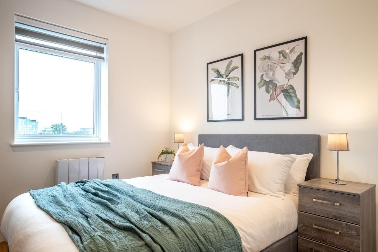 Luxe & Stylish 1 & 2 Bed Flats Near Heathrow, Legoland, & Windsor Slough Exterior foto