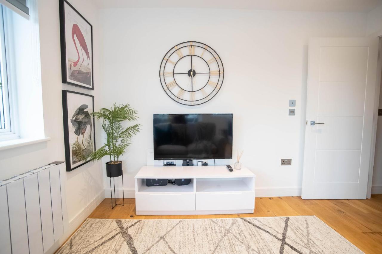 Luxe & Stylish 1 & 2 Bed Flats Near Heathrow, Legoland, & Windsor Slough Exterior foto