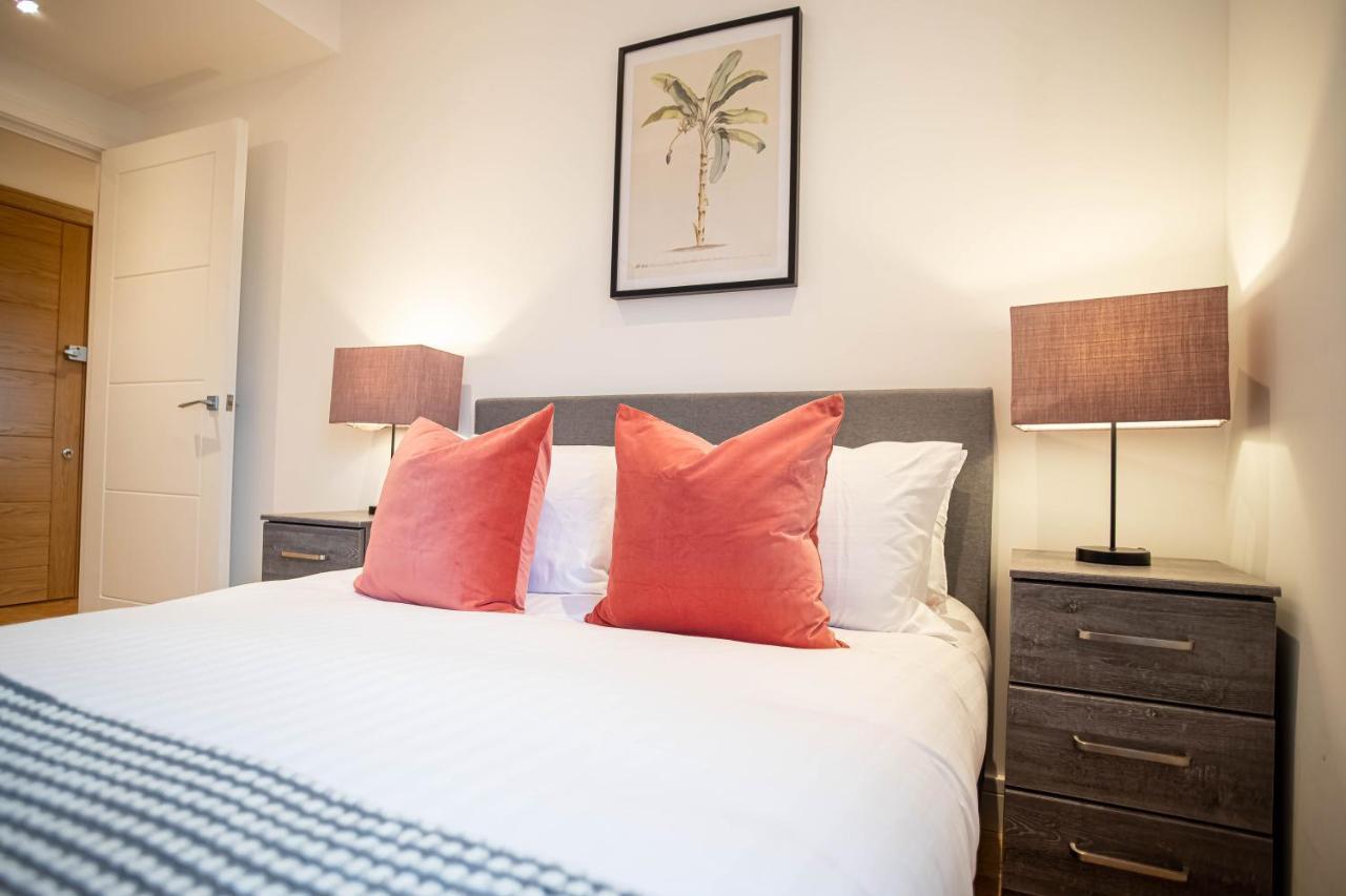 Luxe & Stylish 1 & 2 Bed Flats Near Heathrow, Legoland, & Windsor Slough Exterior foto